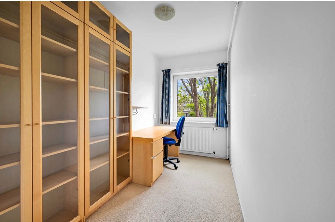 Houten vitrinekast / boekenkast met glazen deuren, Ophalen, 200 cm of meer, 150 tot 200 cm, 25 tot 50 cm