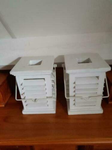 2 stoere wit houten windlichten, Huis en Inrichting, Ophalen of Verzenden, Zo goed als nieuw, Kandelaar, 25 cm