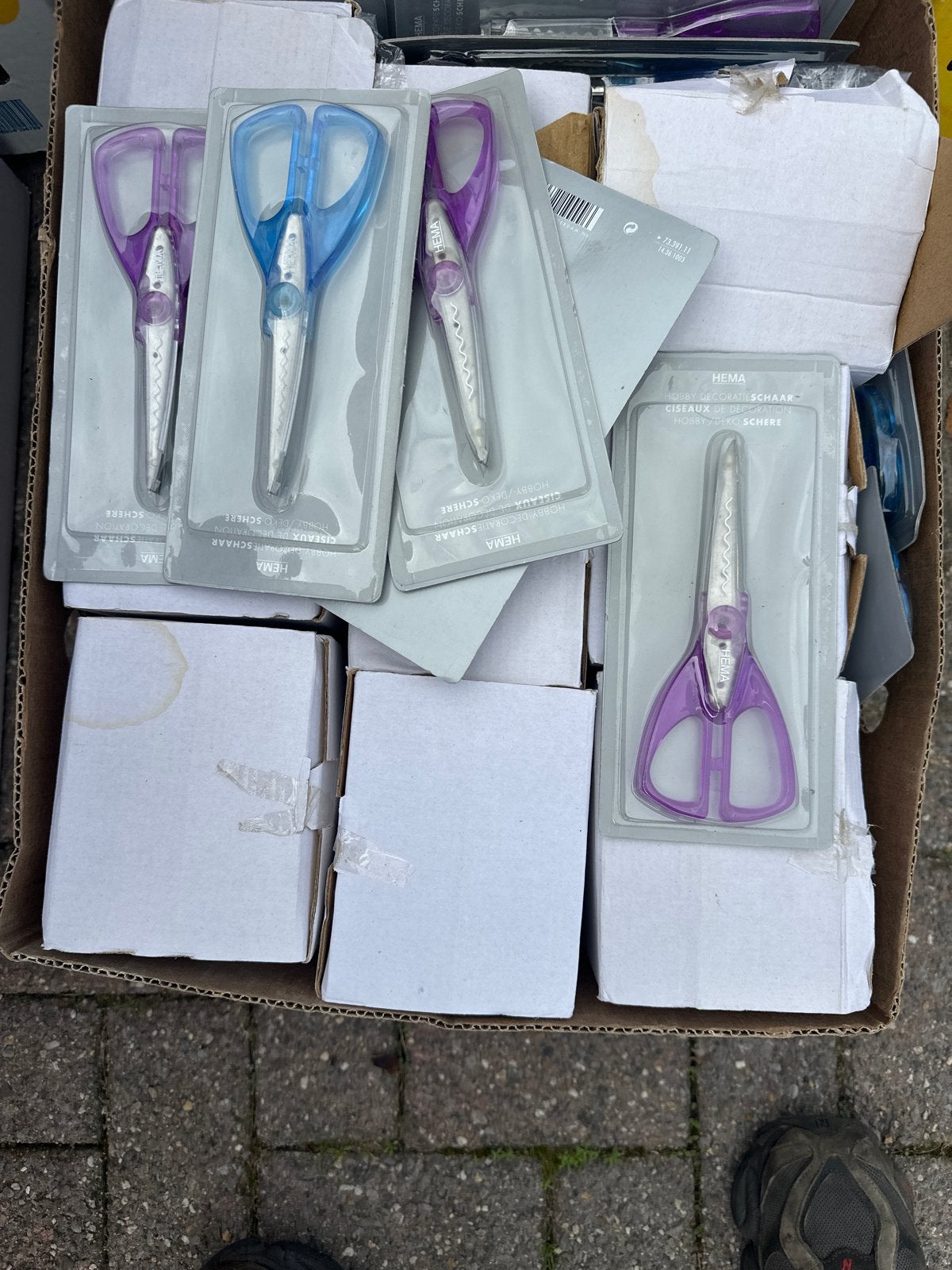 Doos vol met HEMA kartelscharen - Nieuw in verpakking, Geschikt voor snijden, Gereedschap of Toebehoren, Nieuw, Meerkleurig