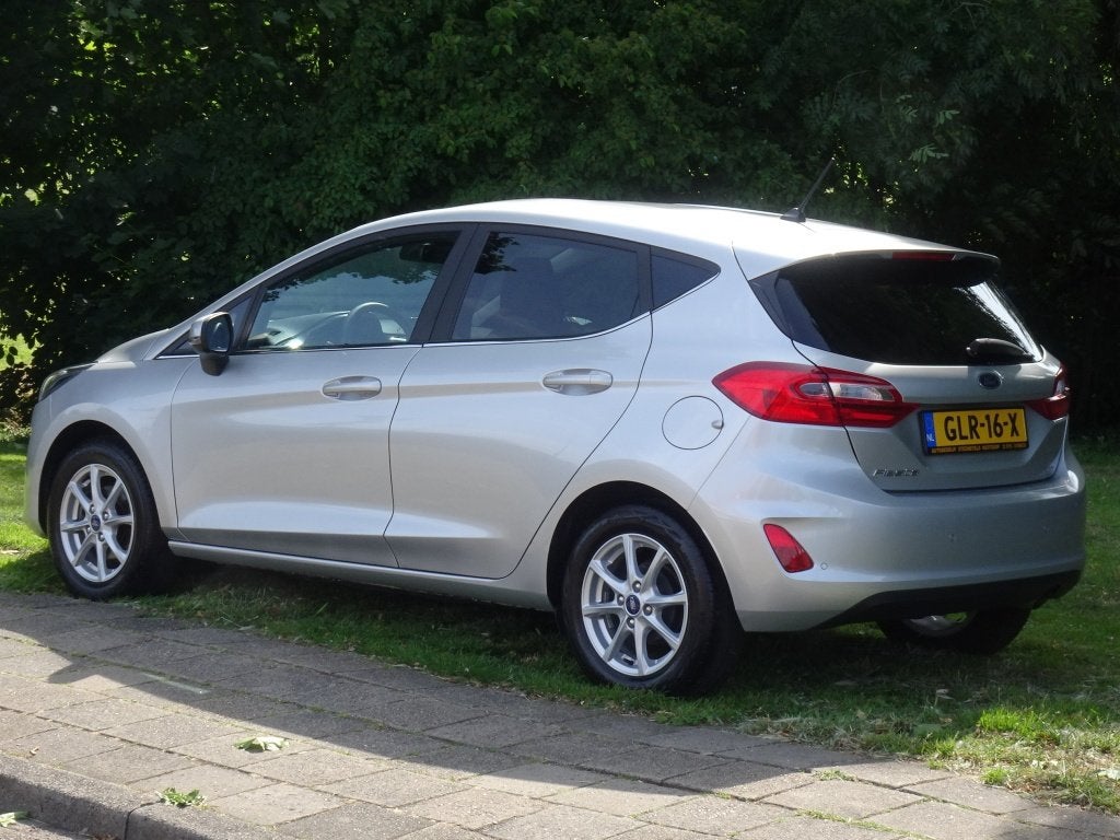 Ford Fiesta 1.0 100pk Titanium met CarPlay en Parkeersensore, Keurmerk '100% Onderhouden', Automatische klimaatregeling, Gebruikt