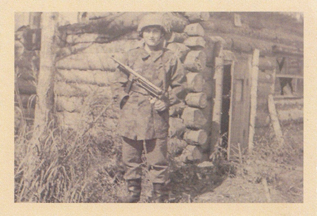 WO2 Foto Wehrmacht Oostfront - Soldaat met Russische DP28, Ophalen of Verzenden, Nederland, Foto of Poster