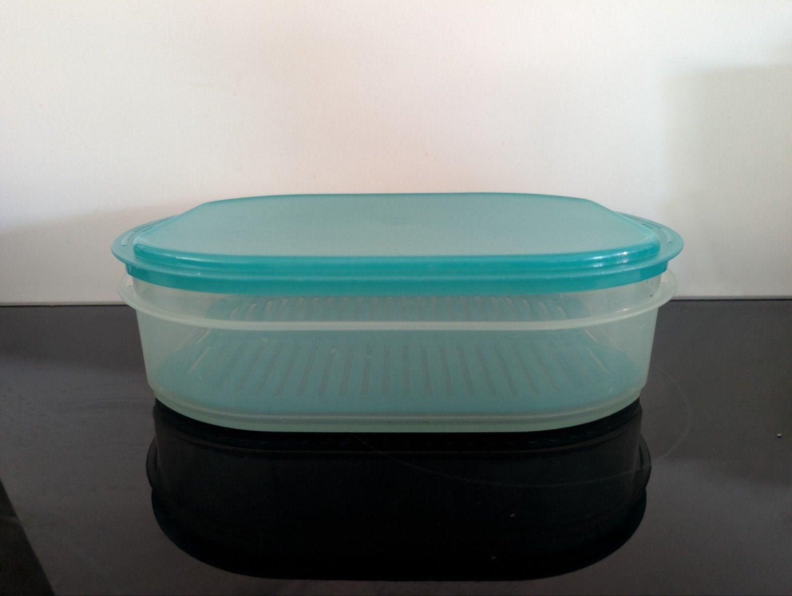 Tupperware kaasdoos, vleeswaren schaal hoog met rooster, Schaal, Met deksel, Ophalen of Verzenden, Zo goed als nieuw