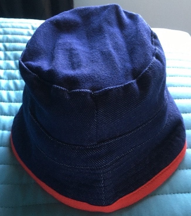 Nieuw jeans hoedje Omvang 50 cm (1-2 jaar)., Hoed, Nieuw, Ophalen of Verzenden, Maat 86