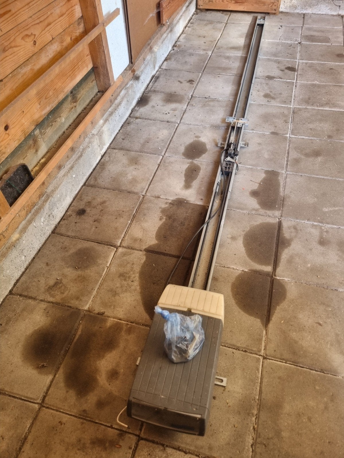 Elektrische garagedeuropener met afstandsbediening, Ophalen, Gebruikt, Garagedeur, 120 cm of meer