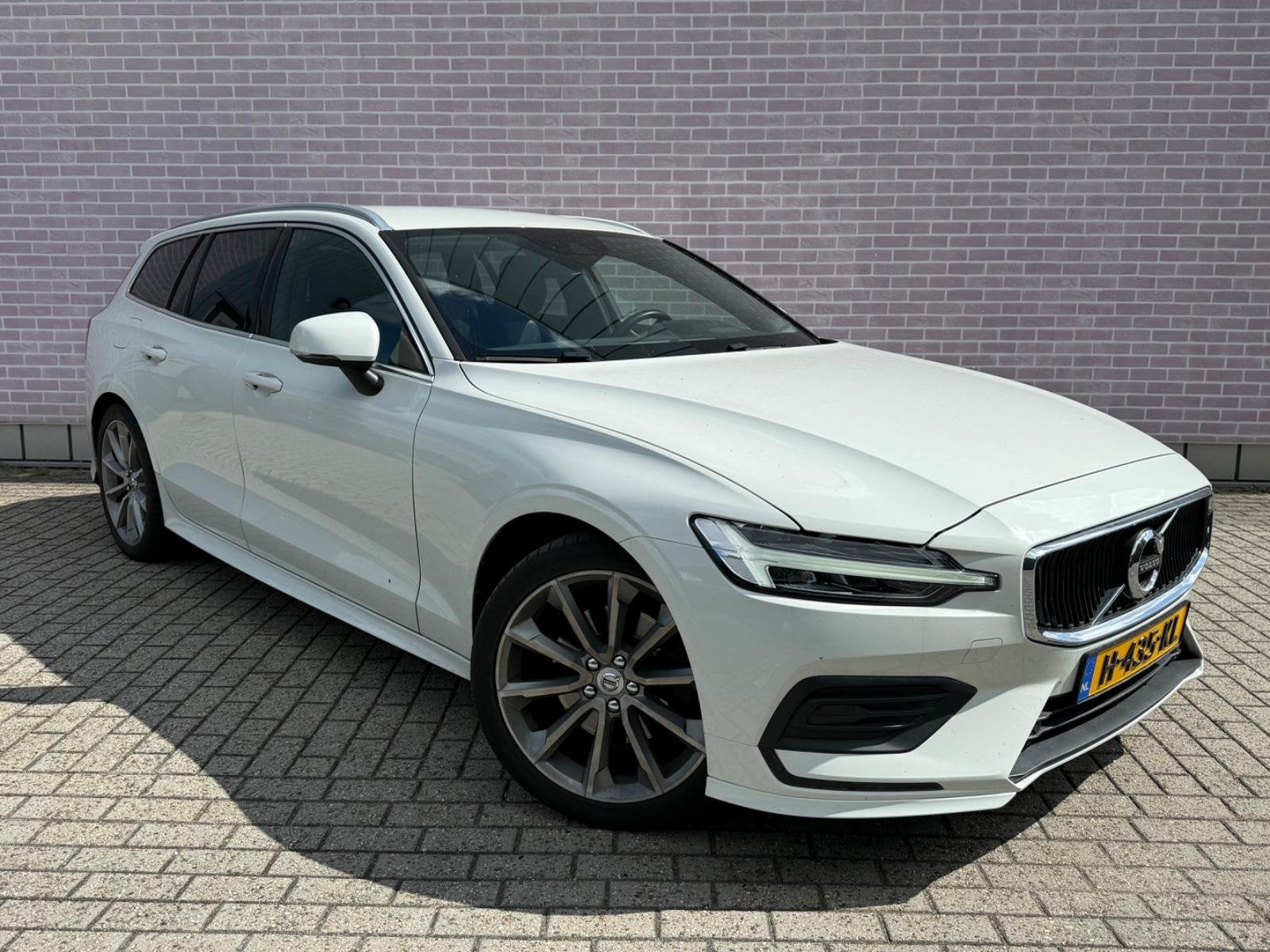 Volvo V60 2.0 T4 Momentum Pro | Trekhaak | Styling Pakket |, 15 km/l, Euro 6, Leder en Stof, Wit