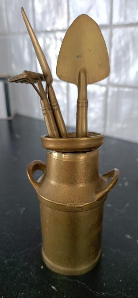 Miniatuur koperen tuingereedschap in melkbusje, Antiek en Kunst, Ophalen of Verzenden