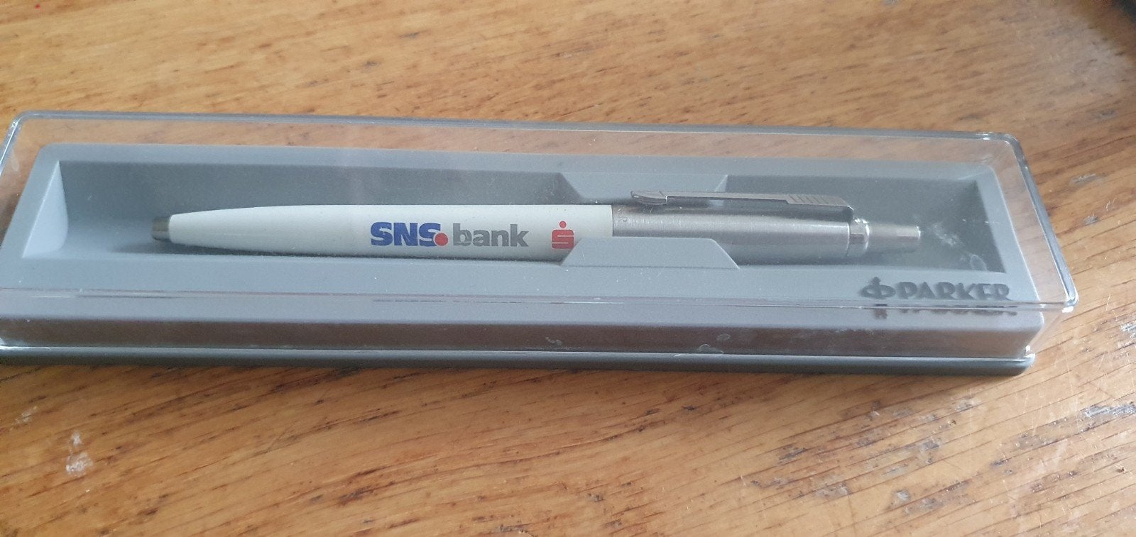Goedwerkende Parker Jotter balpen met SNS logo in doosje, Verzamelen, Gebruikt, Ophalen of Verzenden, Met reclame, Parker