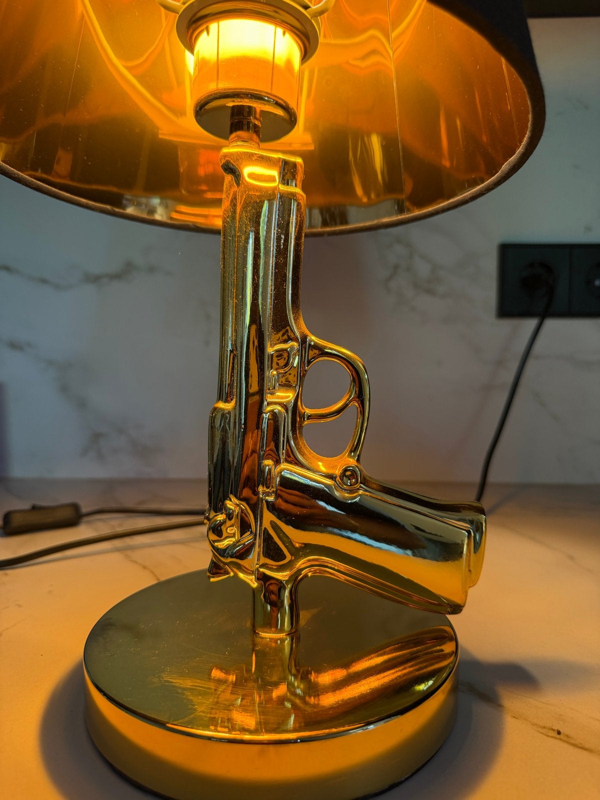 Gouden tafellamp in de vorm van een pistool, Goud, Met kap, Metaal, Modern