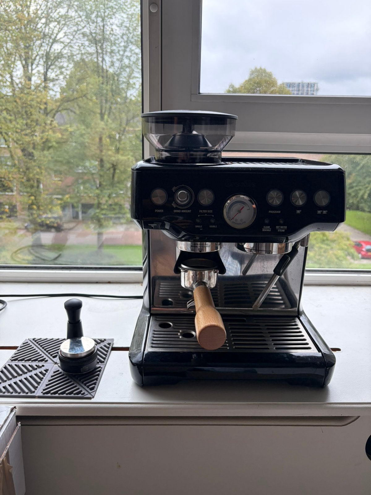 Breville espressomachine met bonenmaler + accessoires, Stoompijpje, Espresso apparaat, Zo goed als nieuw, Koffiebonen