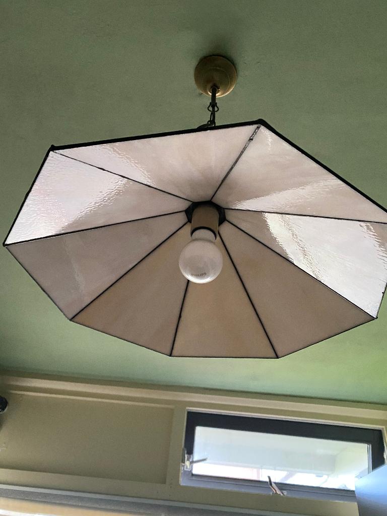 Glas in lood hanglamp - roze, Gebruikt, Glas in lood, sfeervol, Ophalen of Verzenden, Minder dan 50 cm