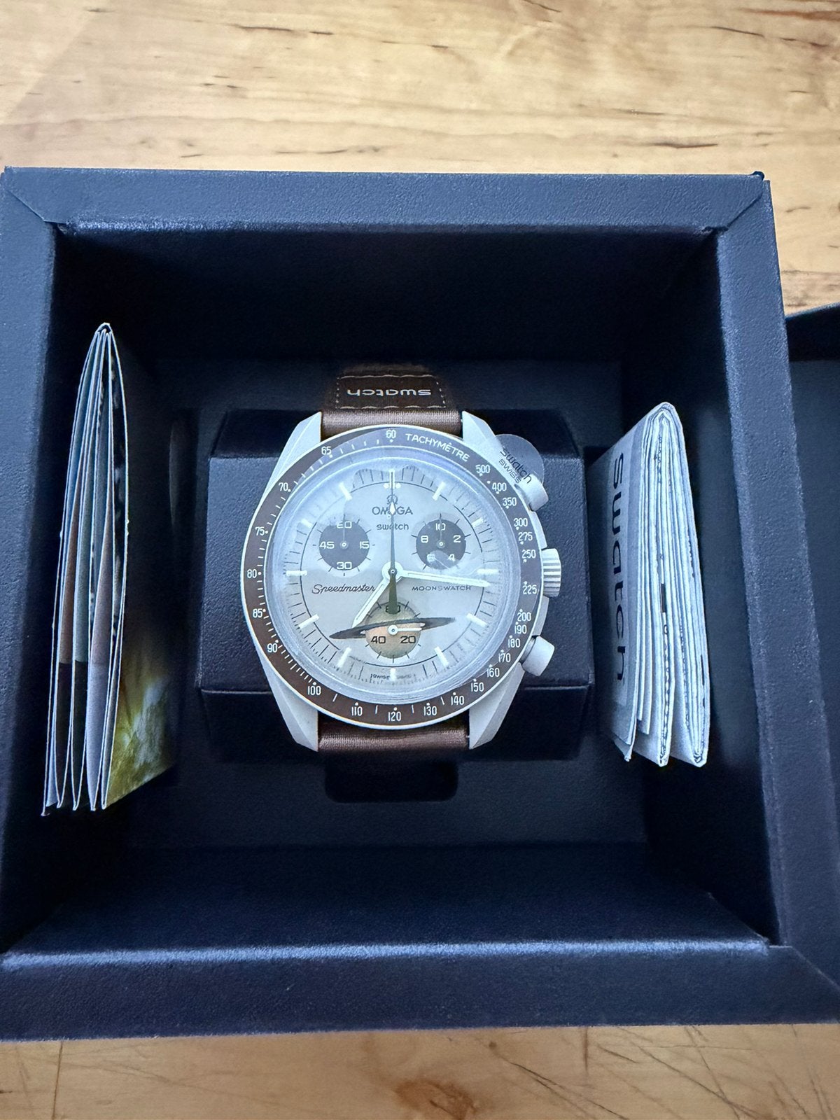 Omega x Swatch Mission to Saturn, Sieraden, Tassen en Uiterlijk, Horloges | Heren, Kunststof, Polshorloge, Nieuw, Ophalen of Verzenden