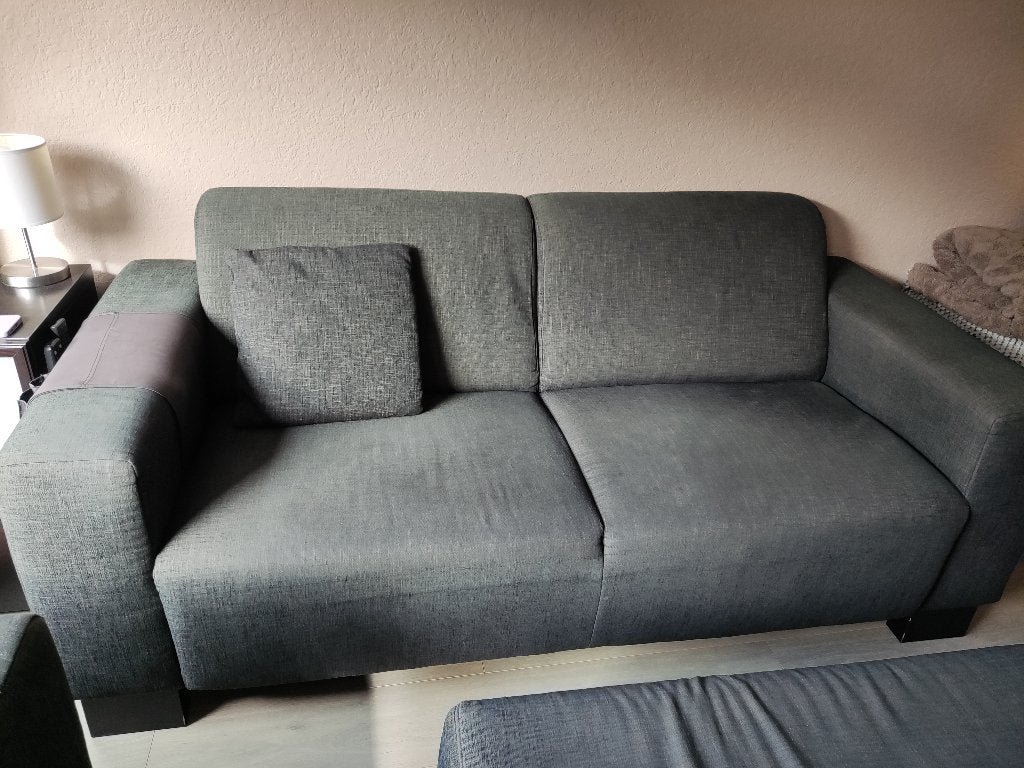 GRATIS! Comfortabele grijs/zwart 2,5 & 3 zits bank + poef, Ophalen, Gebruikt, Modern en comfortabel, Tweepersoons