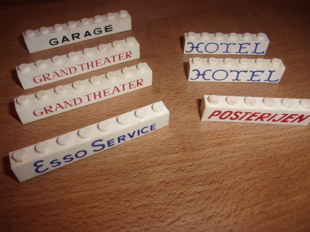 7 Lego oude witte stenen met opdruk POSTERIJEN, HOTEL,ESSO, Ophalen of Verzenden, Gebruikt, Losse stenen, Lego