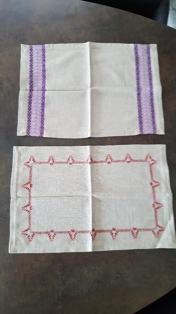 kleedje / placemat 2 stuks handborduurwerk jaren 70, Ophalen of Verzenden, Zo goed als nieuw, Overige kleuren, Placemat