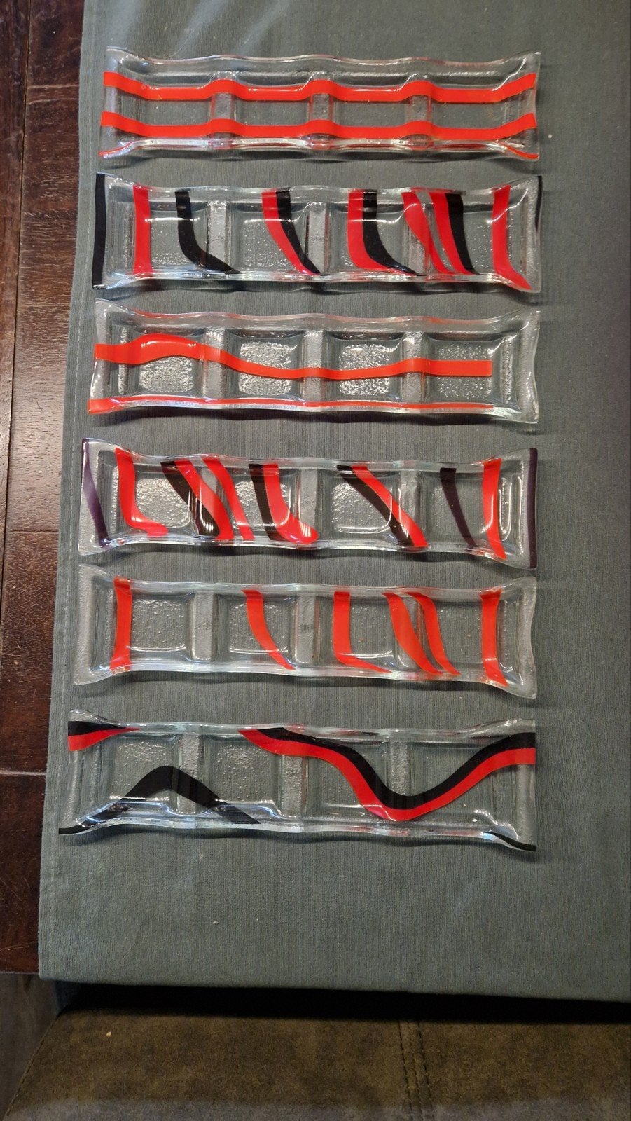 6 glazen schaaltjes met 4 vakken, rood/zwart decoratie, Ophalen, Nieuw