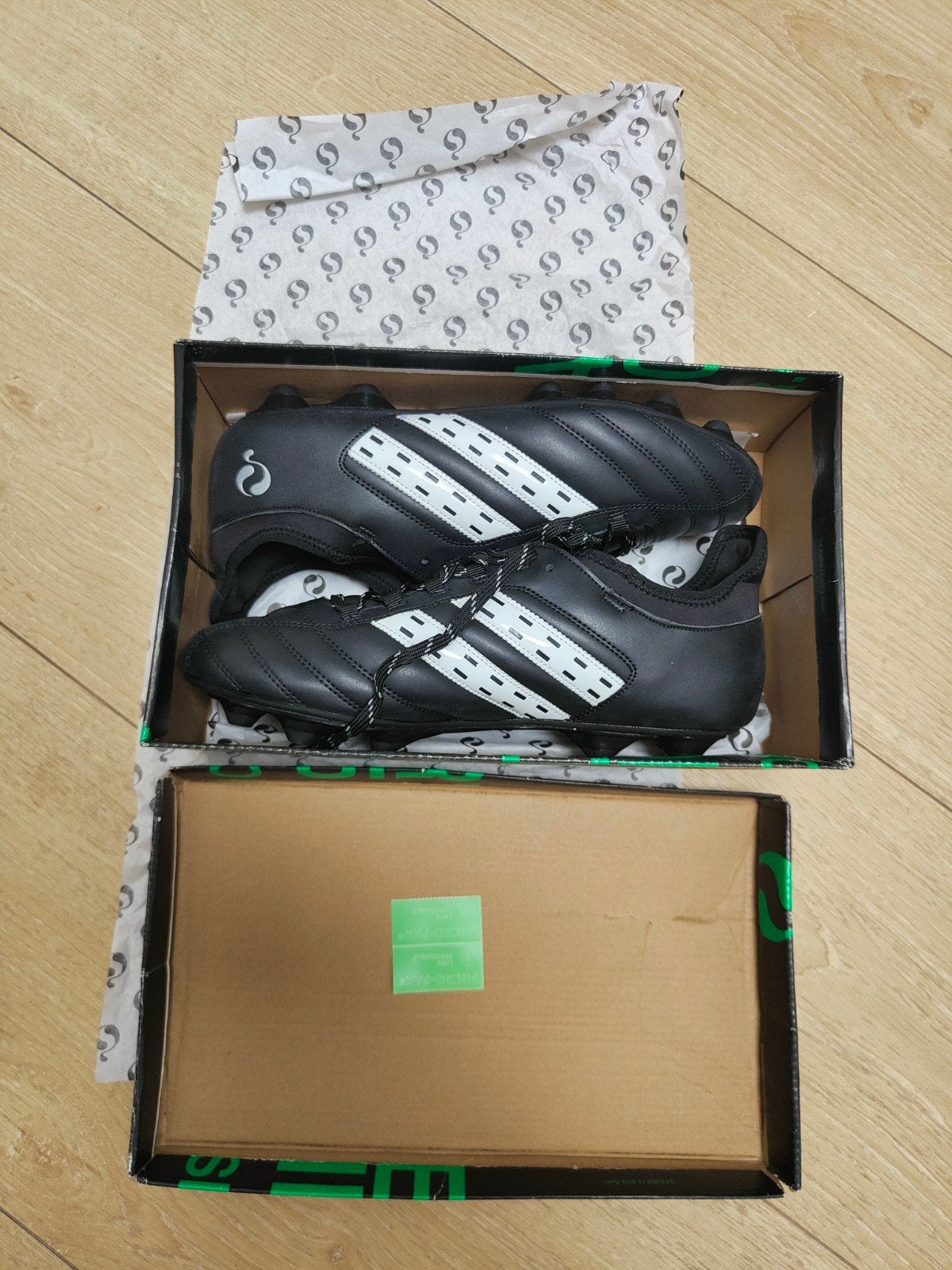 Nieuwe Quick voetbalschoenen maat 45. In doos., Ophalen of Verzenden, Nieuw, Schoenen