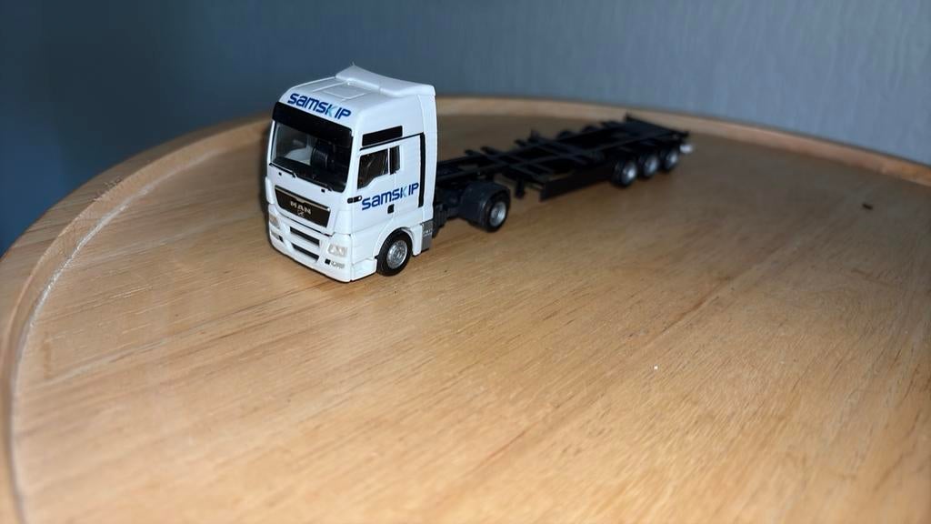 HERPA MAN. SAMSKIP TRUCK MET OPLEGGER HO 1:87, Ophalen of Verzenden, Zo goed als nieuw