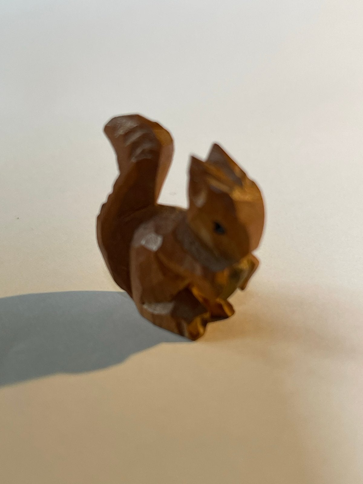 Handgesneden houten eekhoorn - 2,5 cm hoog, Houtsnijwerk, Minder dan 20 cm, Ophalen of Verzenden, Hout