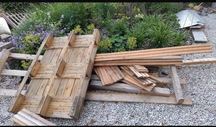 Gratis: Brandhout/resthout - Pallets en houtresten, Tuin en Terras, Haardhout, Minder dan 3 m³, Ophalen, Overige houtsoorten, Blokken