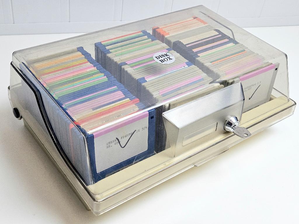 Grote Diskette Bak Met 150 Ongeteste Amiga DD diskettes, Computers en Software, Vintage Computers, Ophalen of Verzenden, Commodore Amiga A500/A500+