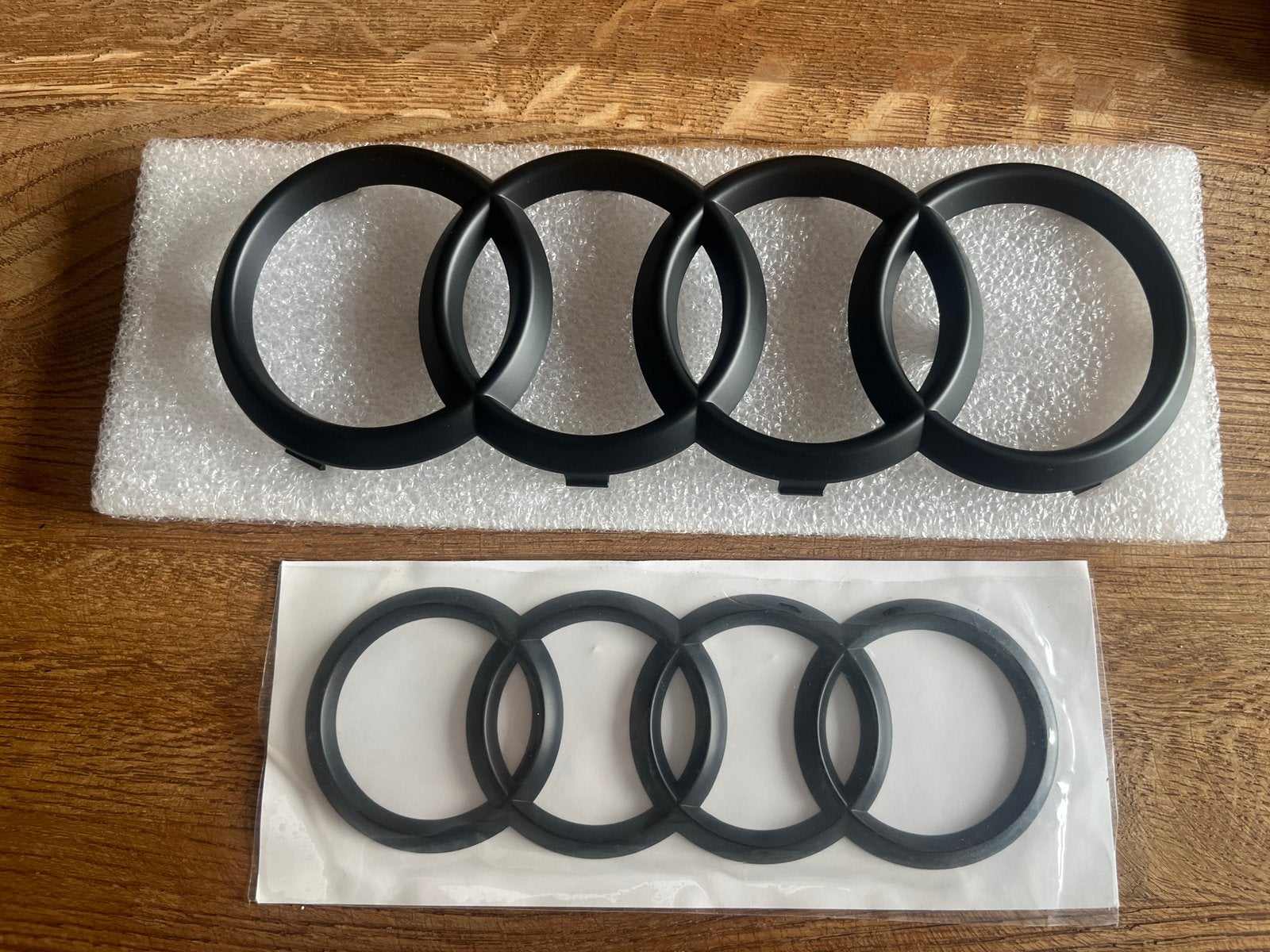 Audi TT logo zwart (8j) OFFICIELE VERSIE, Ophalen of Verzenden, Audi