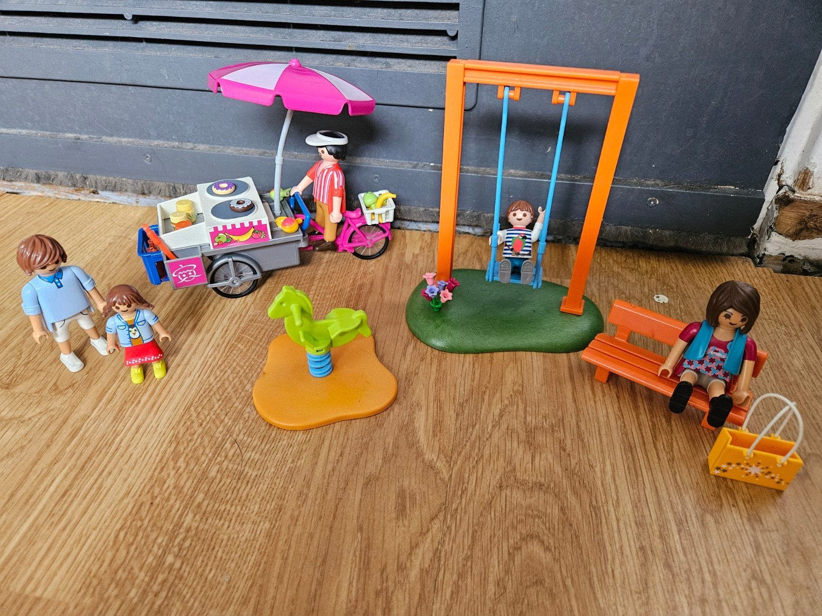 playmobil park schommel en fruit verkoper op fiets, Kinderen en Baby's, Speelgoed | Playmobil, Complete set, Ophalen of Verzenden
