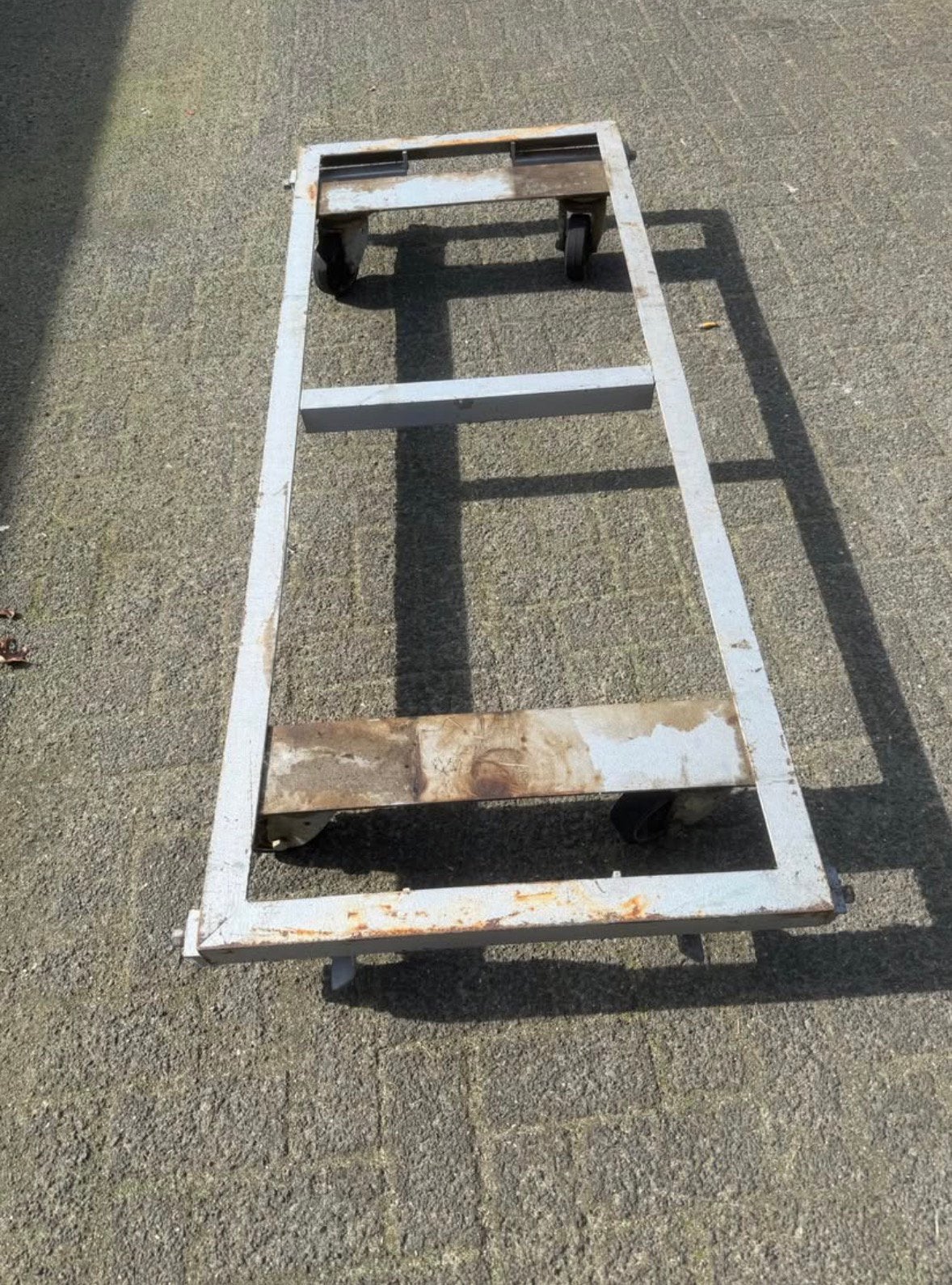 Mooi degelijk verrijdbaar onderstel met uitdraaibaren poten, Ophalen, Zo goed als nieuw