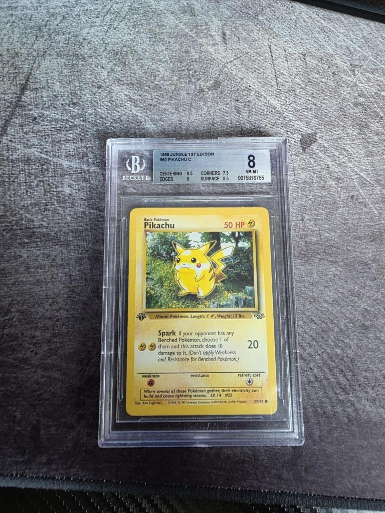 Pikachu [1st Edition] #60 Pokemon Jungle, Hobby en Vrije tijd, Verzamelkaartspellen | Pokémon, Ophalen of Verzenden, Gebruikt