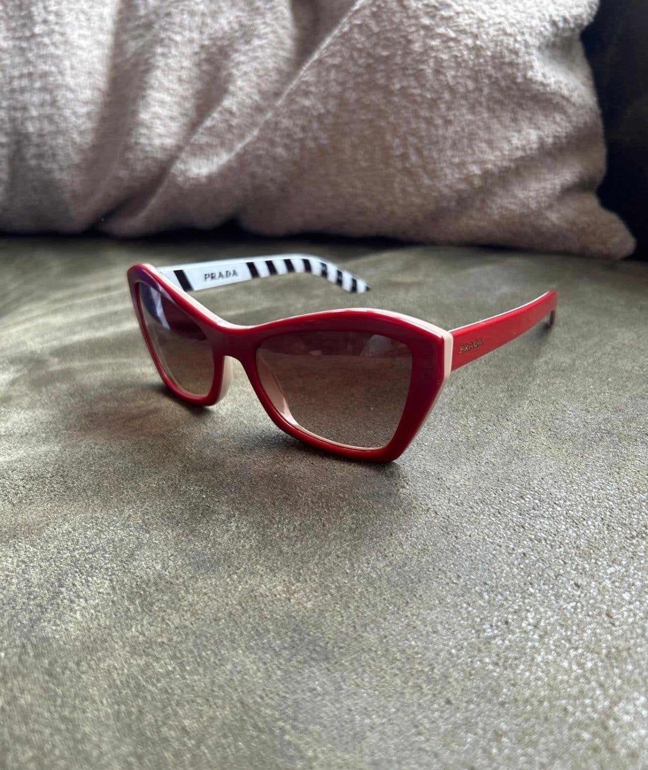 Prada Zonnebril Rood/Wit - Zo goed als nieuw, Zonnebril, Prada, Ophalen of Verzenden, Zo goed als nieuw