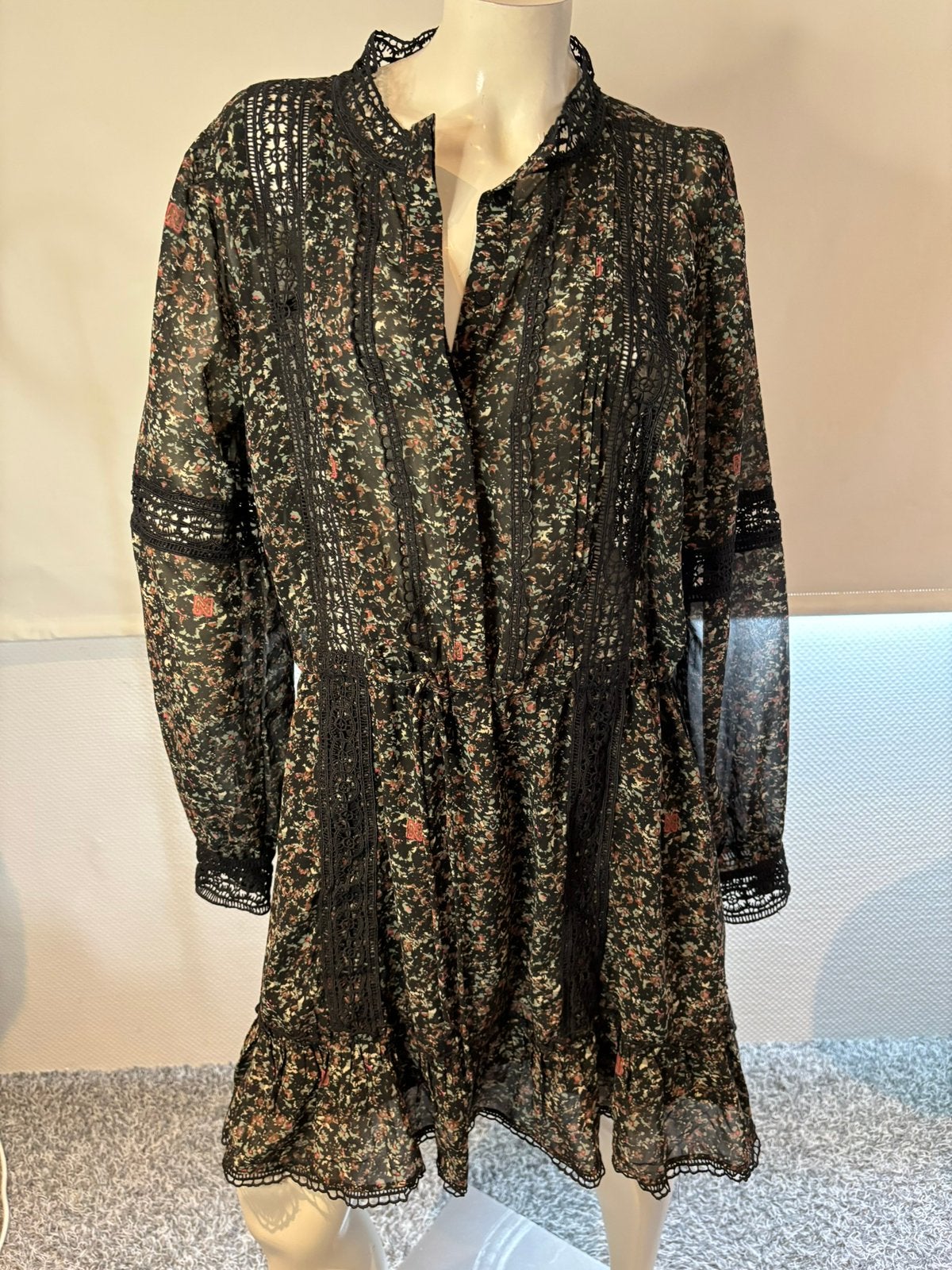 Nikkie jurkje met kant maat 42, Kleding | Dames, ., Zwart, Maat 42/44 (L), Ophalen of Verzenden