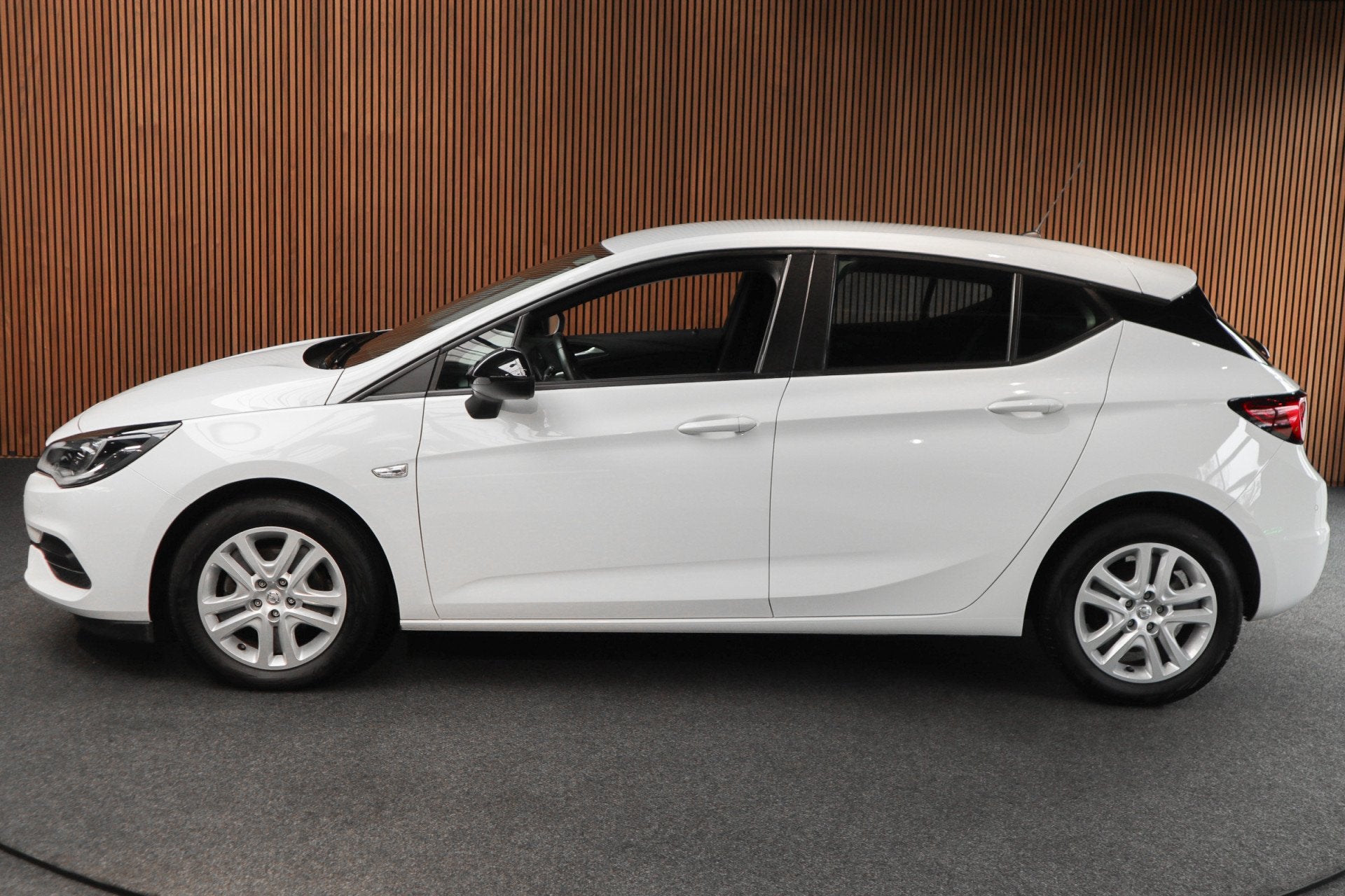 Opel Astra 1.2 T Navi Airco Stoel & stuurverwarming Carplay, Voorwielaandrijving, Dealer onderhouden, Gebruikt, Zwart