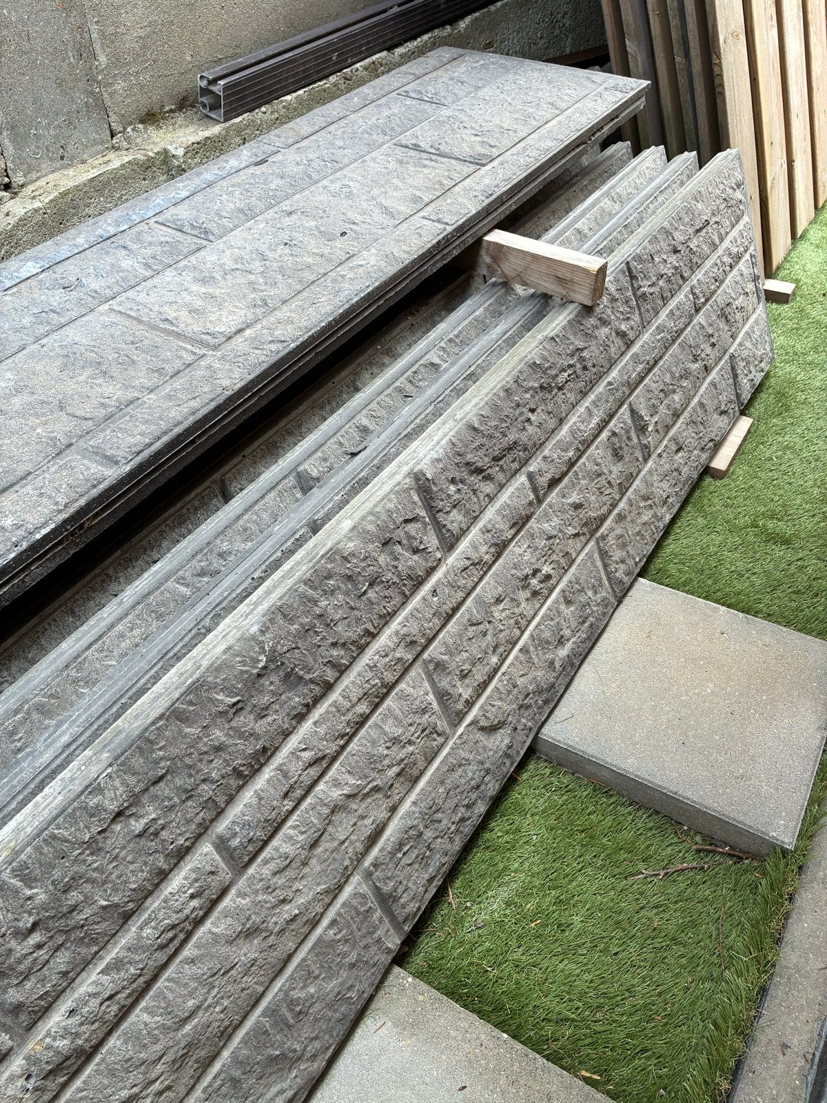 Betonplaten Rotsmotief Antraciet met Afdekkappen Pyramide, Ophalen, Overige materialen, Gebruikt, Minder dan 3 meter