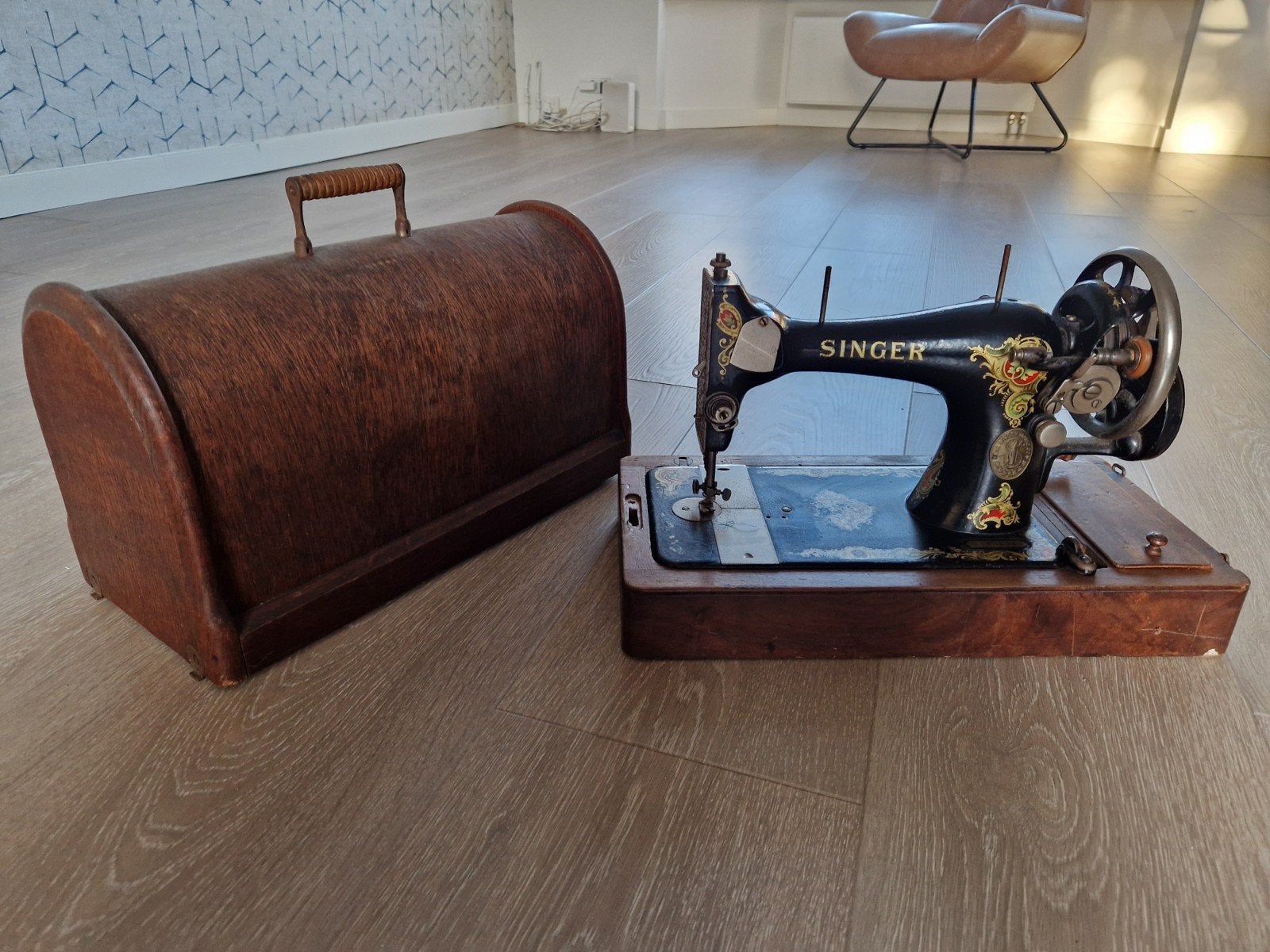 Ouderwetse Singer naaimachine met houten kap, Ophalen