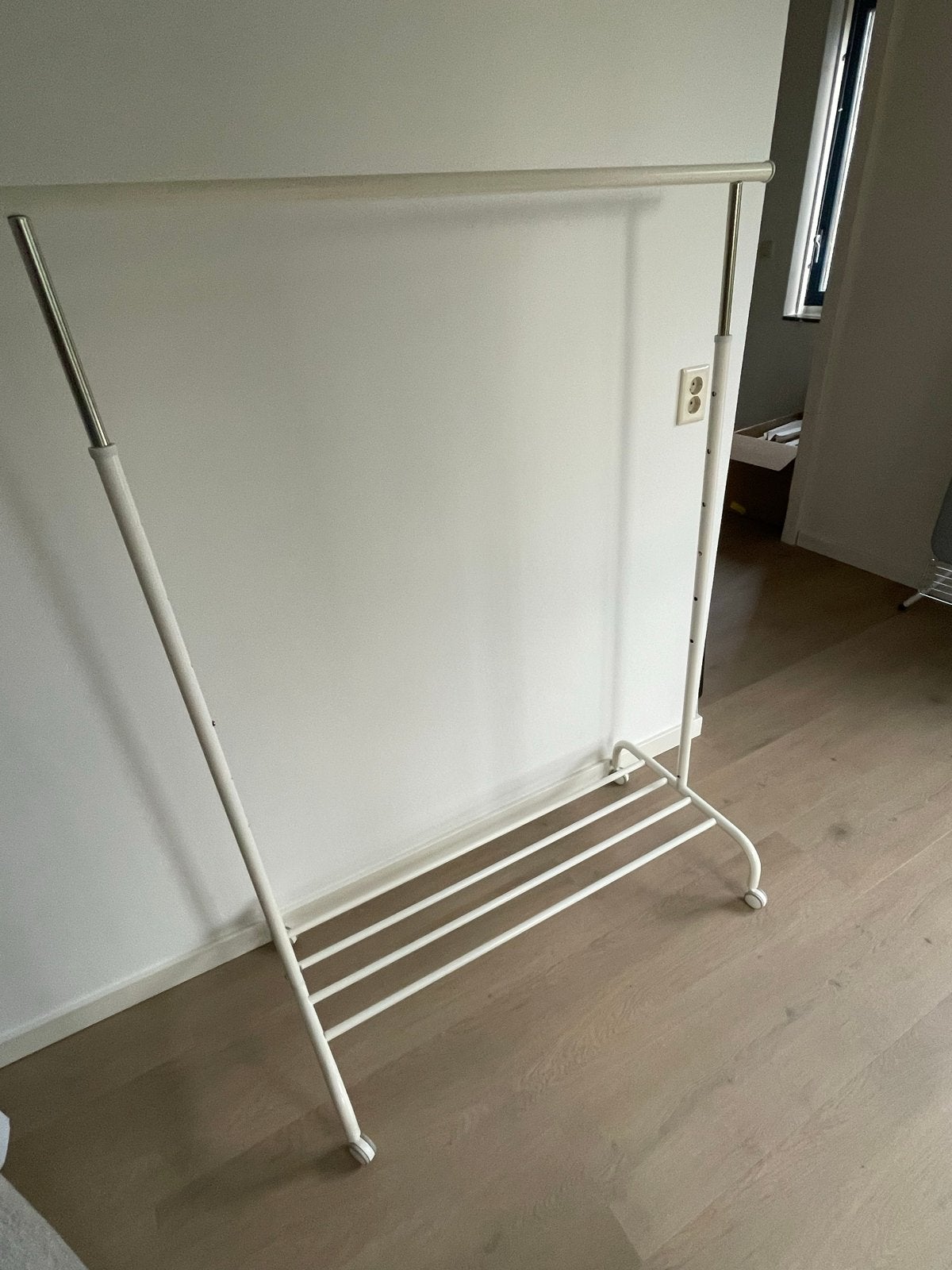 Verrijdbaar kledingrek, verstelbaar in hoogte, heel netjes, Ophalen, Met wielen, Gebruikt