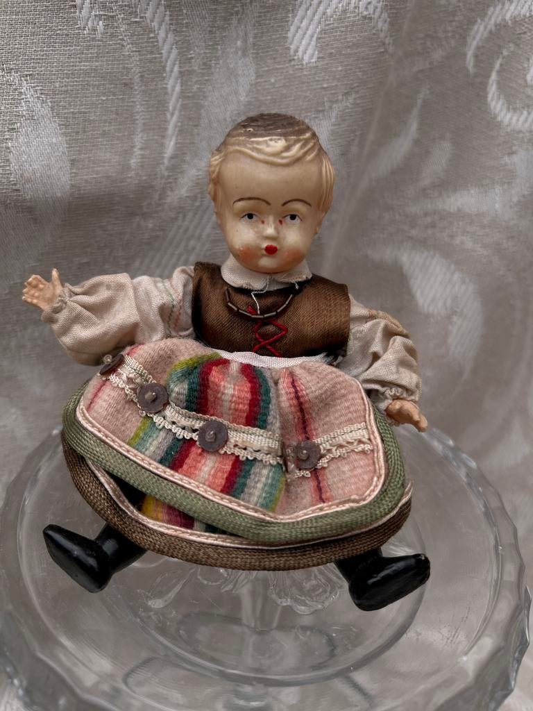 Heel oud antiek klederdracht popje 14 cm onder stolp 19 cm, Ophalen of Verzenden, Zo goed als nieuw, X, Pop