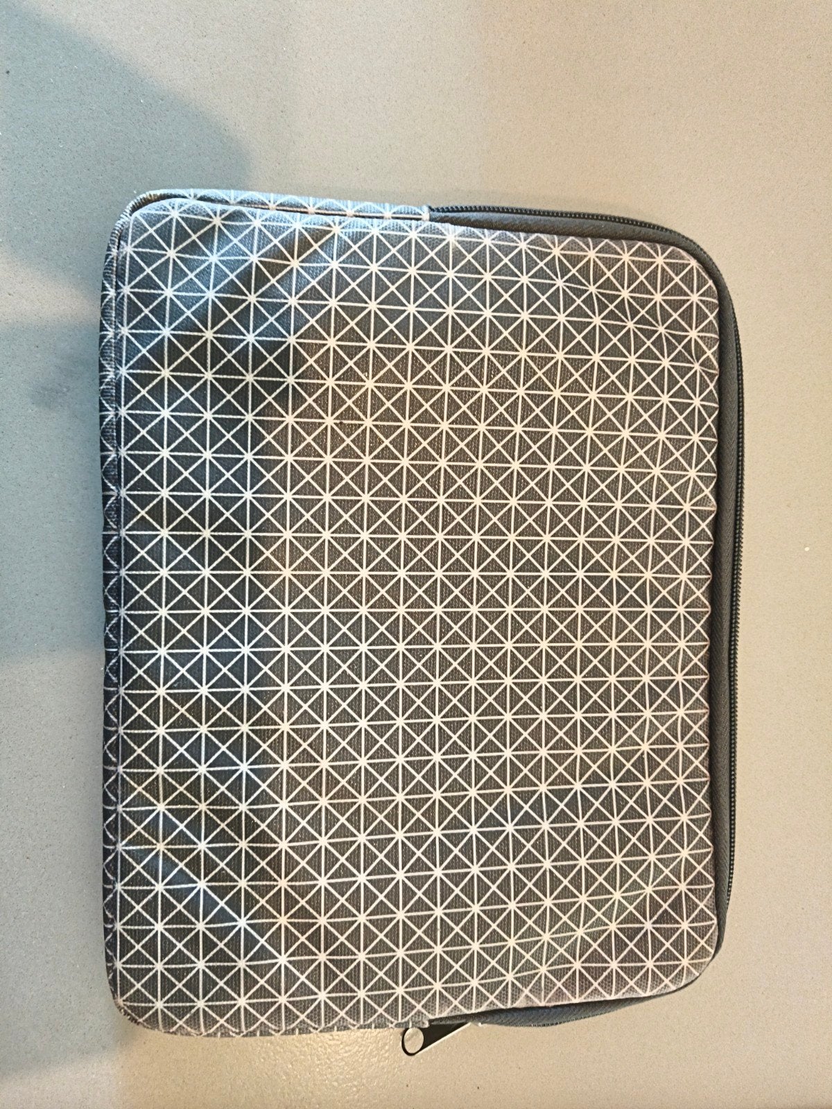 Laptoptas/hoes met geometrisch patroon, Computers en Software, Laptophoezen, Ophalen of Verzenden, 14 inch, Zo goed als nieuw