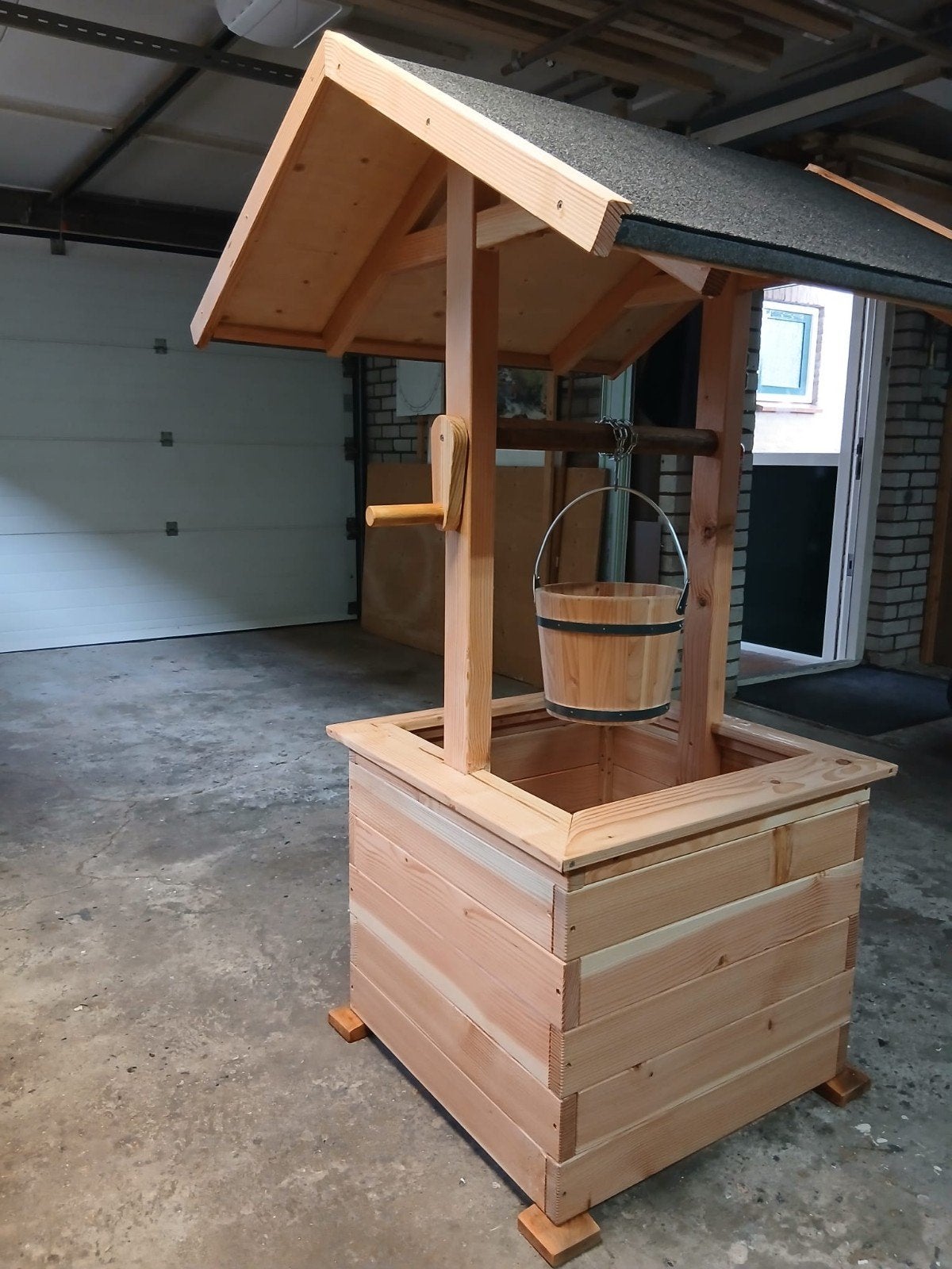 Decoratieve houten waterput met emmer, Ophalen