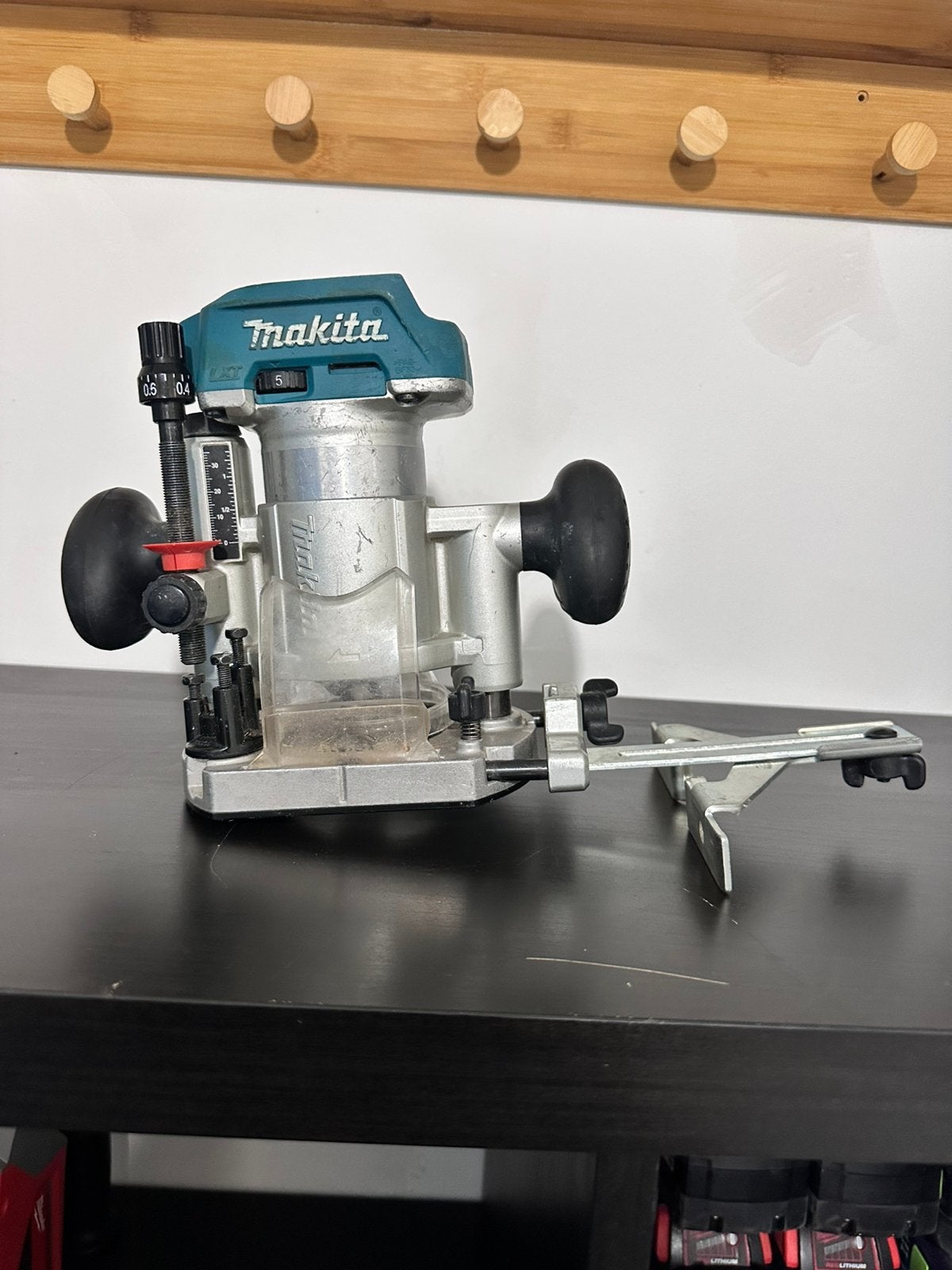 Makita bovenfrees, Doe-het-zelf en Verbouw, Ophalen, Zo goed als nieuw, Accu, Bovenfrees