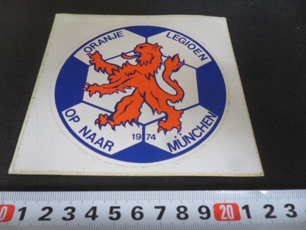 sticker ORANJE Legioen op naar München 1974  Voetbal KNVB, Ophalen of Verzenden, Zo goed als nieuw