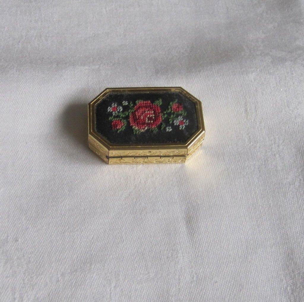 Brocant pillendoosje met geborduurd petit point roosje, Ophalen of Verzenden