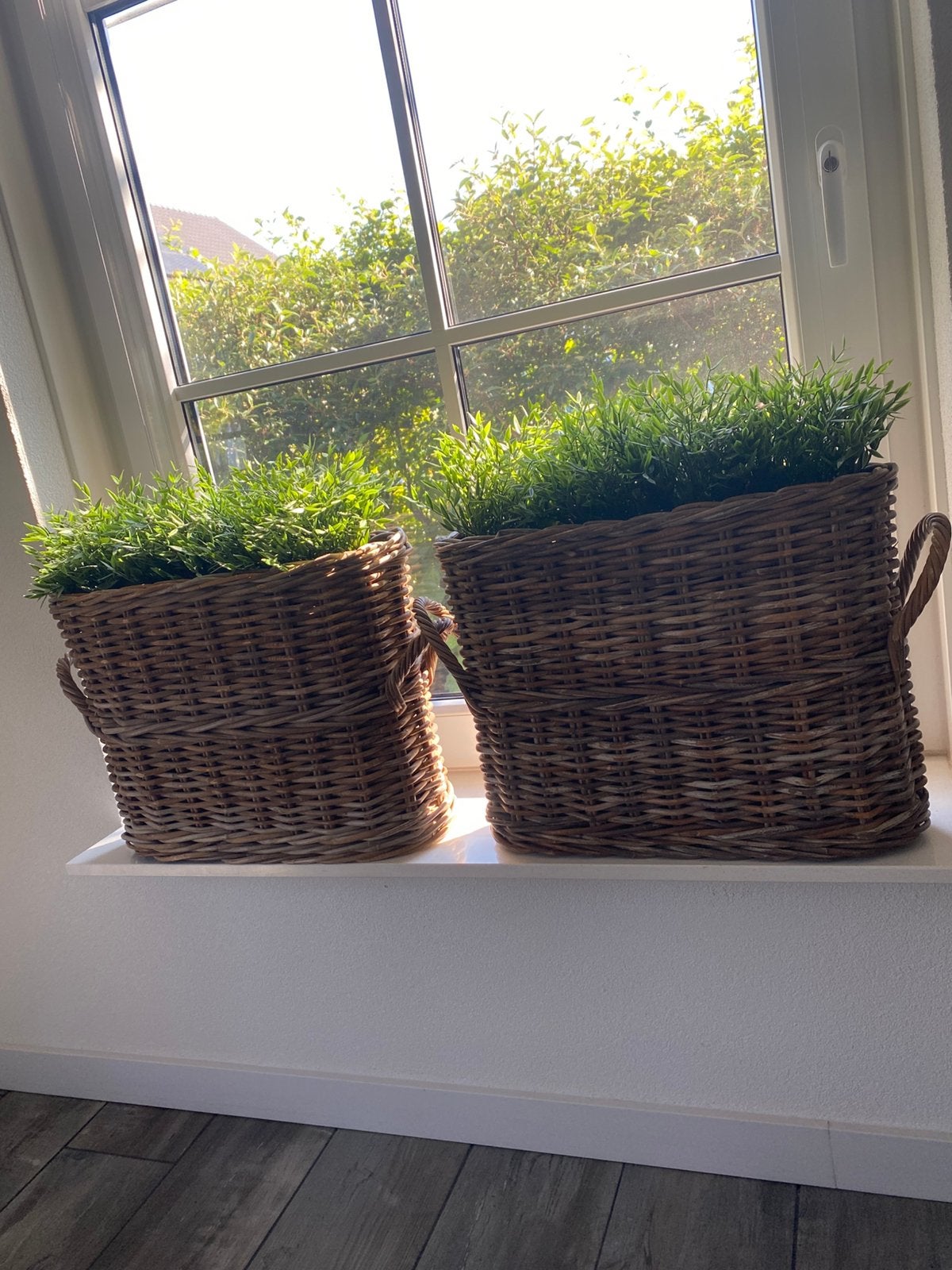 2 rieten vensterbankmanden met kunst plantjes, Huis en Inrichting, Woonaccessoires | Schalen en Manden, Ophalen, Zo goed als nieuw