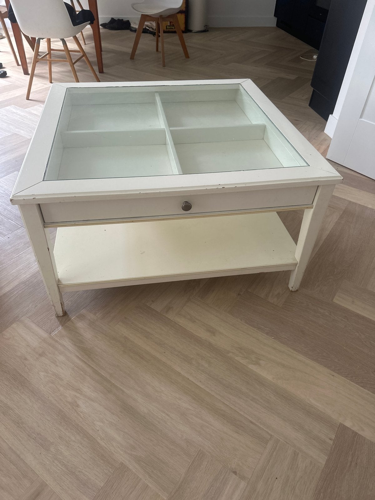 Witte salontafel met glazen blad en lade, Huis en Inrichting, Ophalen, 50 – 75, Gebruikt, Vierkant