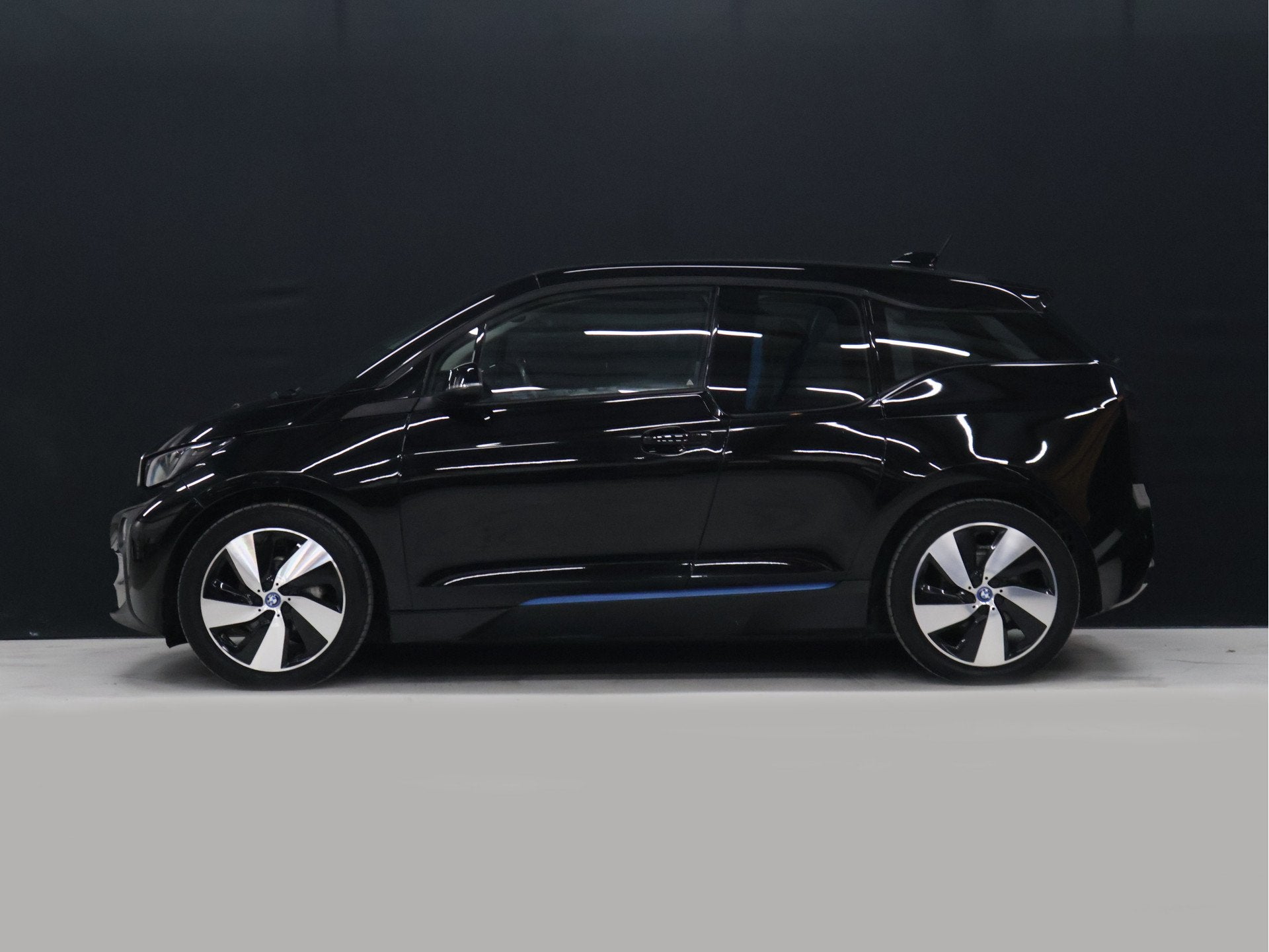 BMW i3 Basis Comfort 22 kWh [CRUISE CONTROL, STOELVERWARMING, Automaat, Gebruikt, 4 stoelen, 43 €/maand