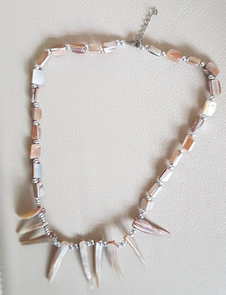 Leuke halsketting beige (Nieuw), Sieraden, Tassen en Uiterlijk, Kunststof, Verstelbaar, Verzenden, Beige