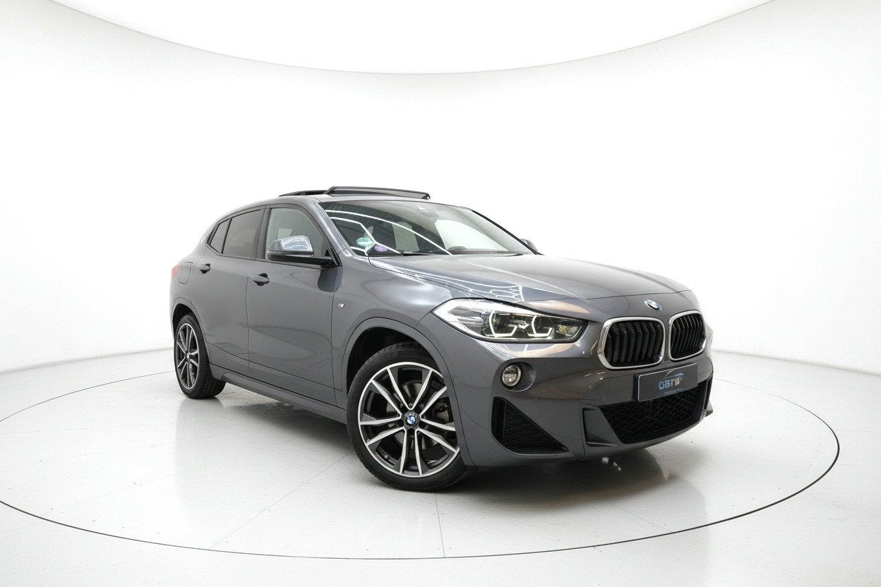 BMW X2 SDrive18i M SPORT PANO SFEER HUD LEER CAM TREKH, Auto's, Dealer onderhouden, X2, 3 cilinders, Zilver of Grijs