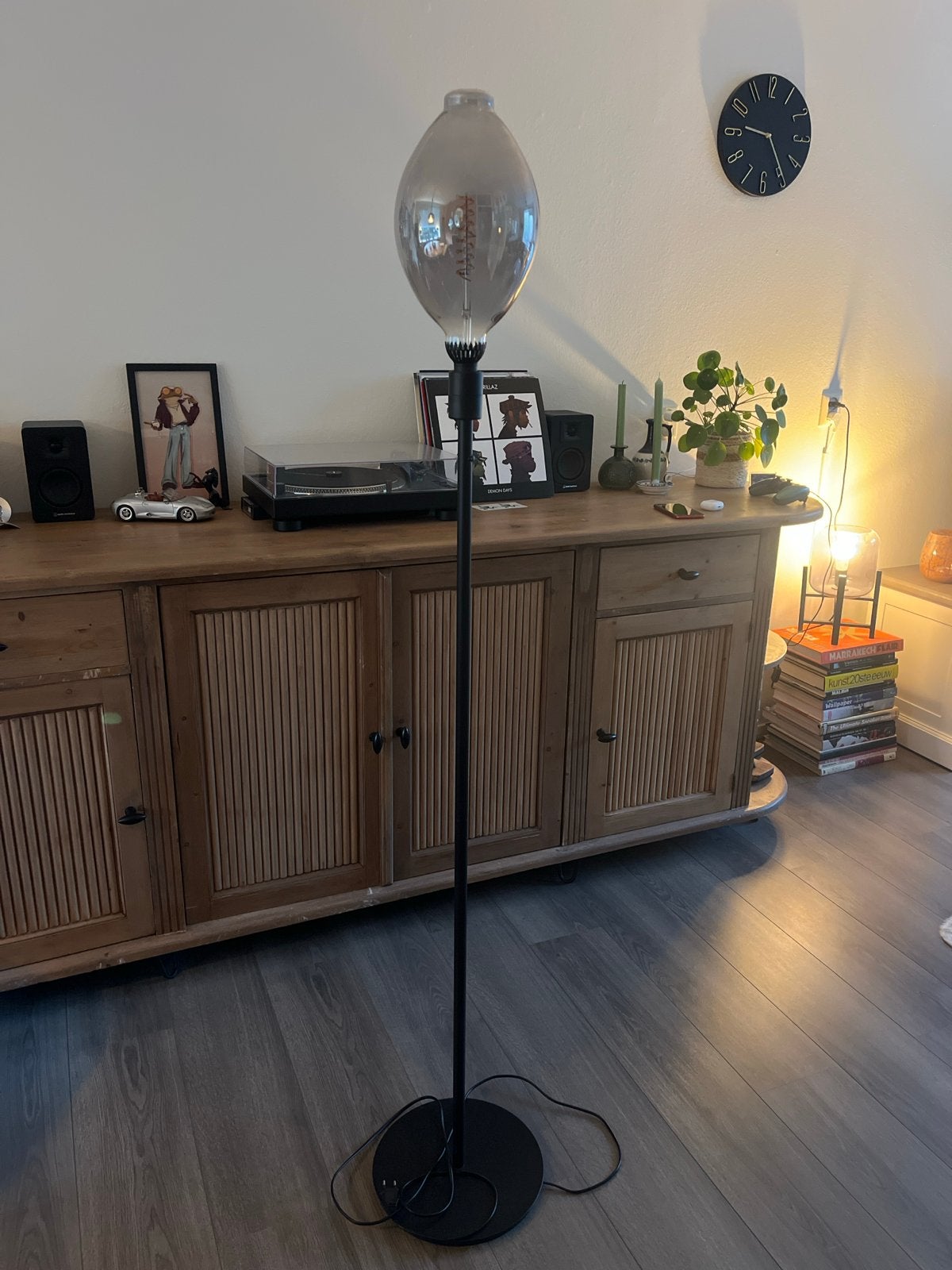 Moderne vloerlamp met grote LED filament lamp, Ophalen, E27 (groot), Zo goed als nieuw, Metaal