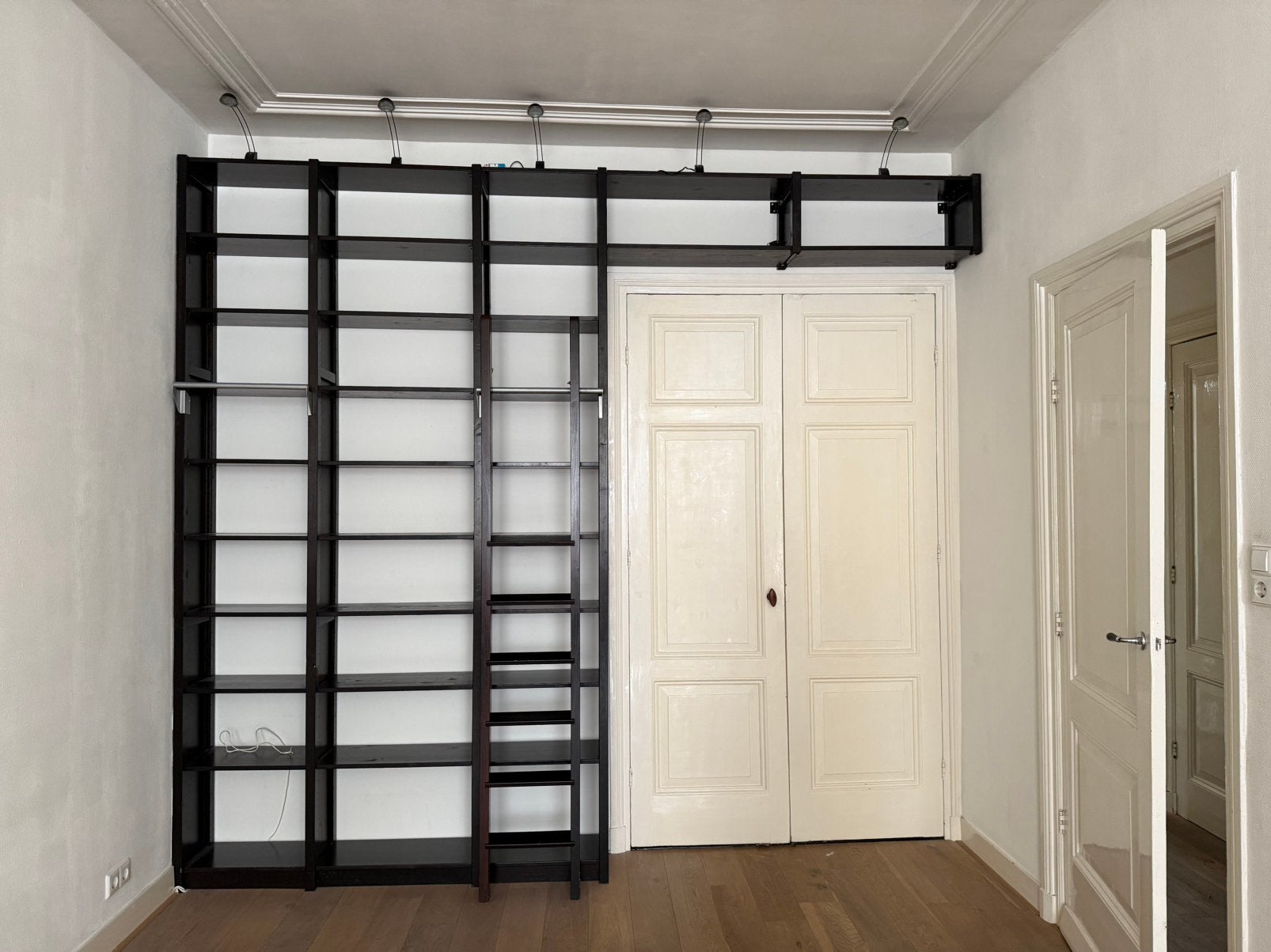 Bruin houten boekenkast met trap 289 hoog, Huis en Inrichting, Ophalen, Met plank(en), Gebruikt, 200 cm of meer