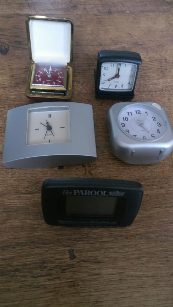 4 klokken analoog (wekker, tafelklokken) en 1 klok digitaal, Huis en Inrichting, Ophalen of Verzenden, Zo goed als nieuw, Analoog