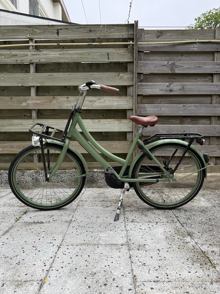 Mooie groene stadsfiets met voordrager, Fietsen en Brommers, Fietsen | Dames | Damesfietsen, Gebruikt, Velgrem, Versnellingen