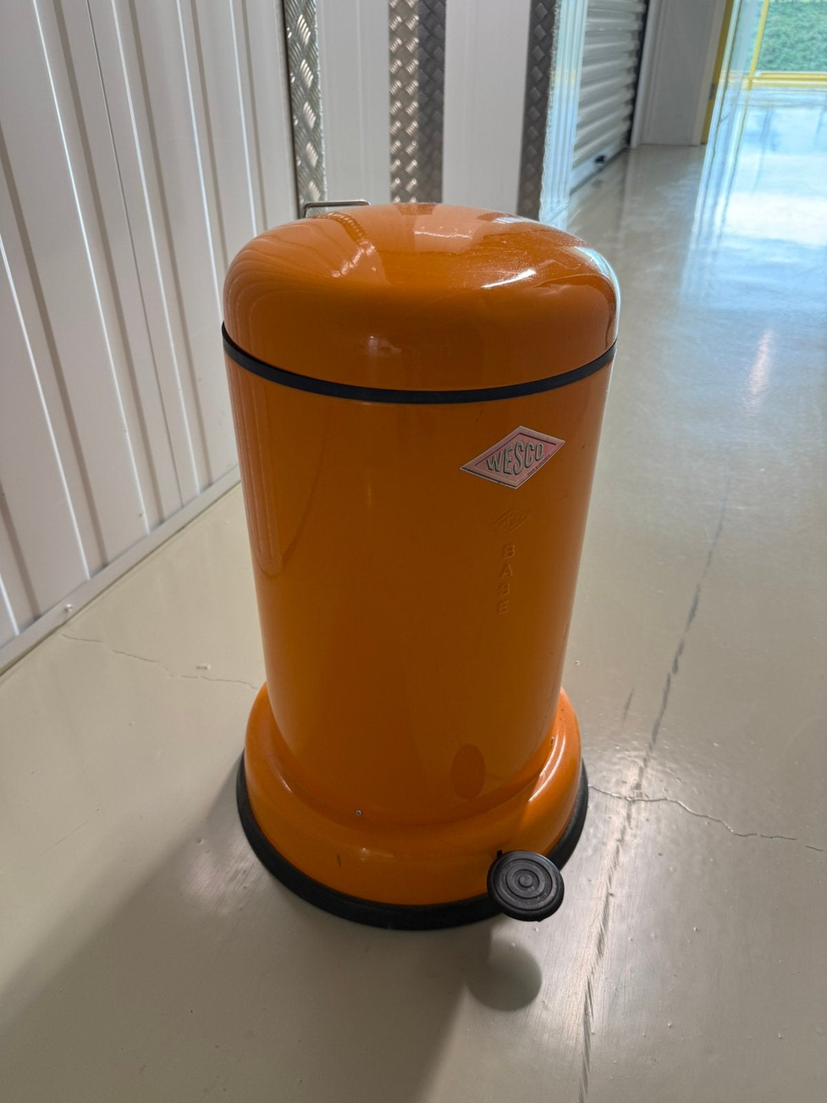 Wesco oranje prullenbak laag model, Ophalen, Zo goed als nieuw
